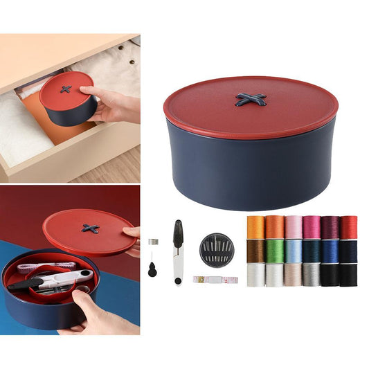 Düğme şekilli plastik dikiş kutusu, 18 makara dikiş ipi, mezura, şıkşık makas ve iğneler.