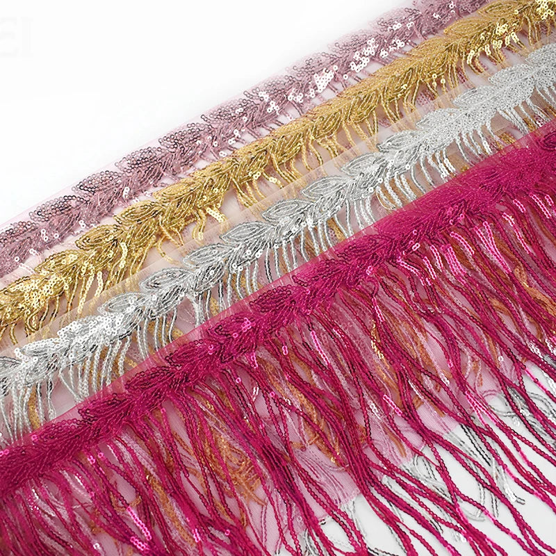 Pullu, Desenli, Tül üzerinde Saçak. 20 cm Uzunluğunda Pullu Saçak (9 Metre)