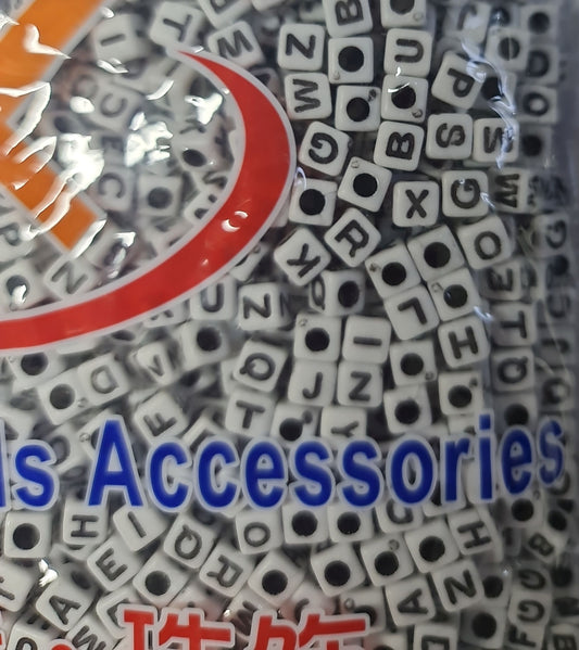 Alfabe Siyah Beyaz Küp Delikli Boncuk (500gram)