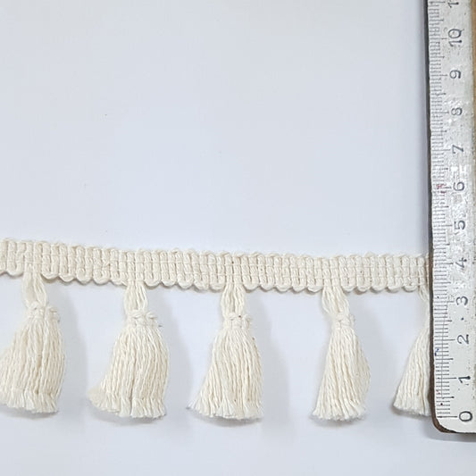 4,5 cm eninde üzeri desenli püskül saçak. ( 5 metre top halinde )