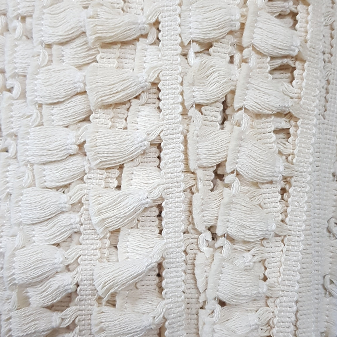 4,5 cm eninde üzeri desenli püskül saçak. ( 5 metre top halinde )