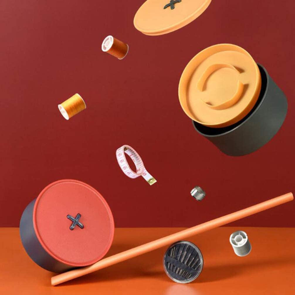 Düğme şekilli plastik dikiş kutusu, 18 makara dikiş ipi, mezura, şıkşık makas ve iğneler.