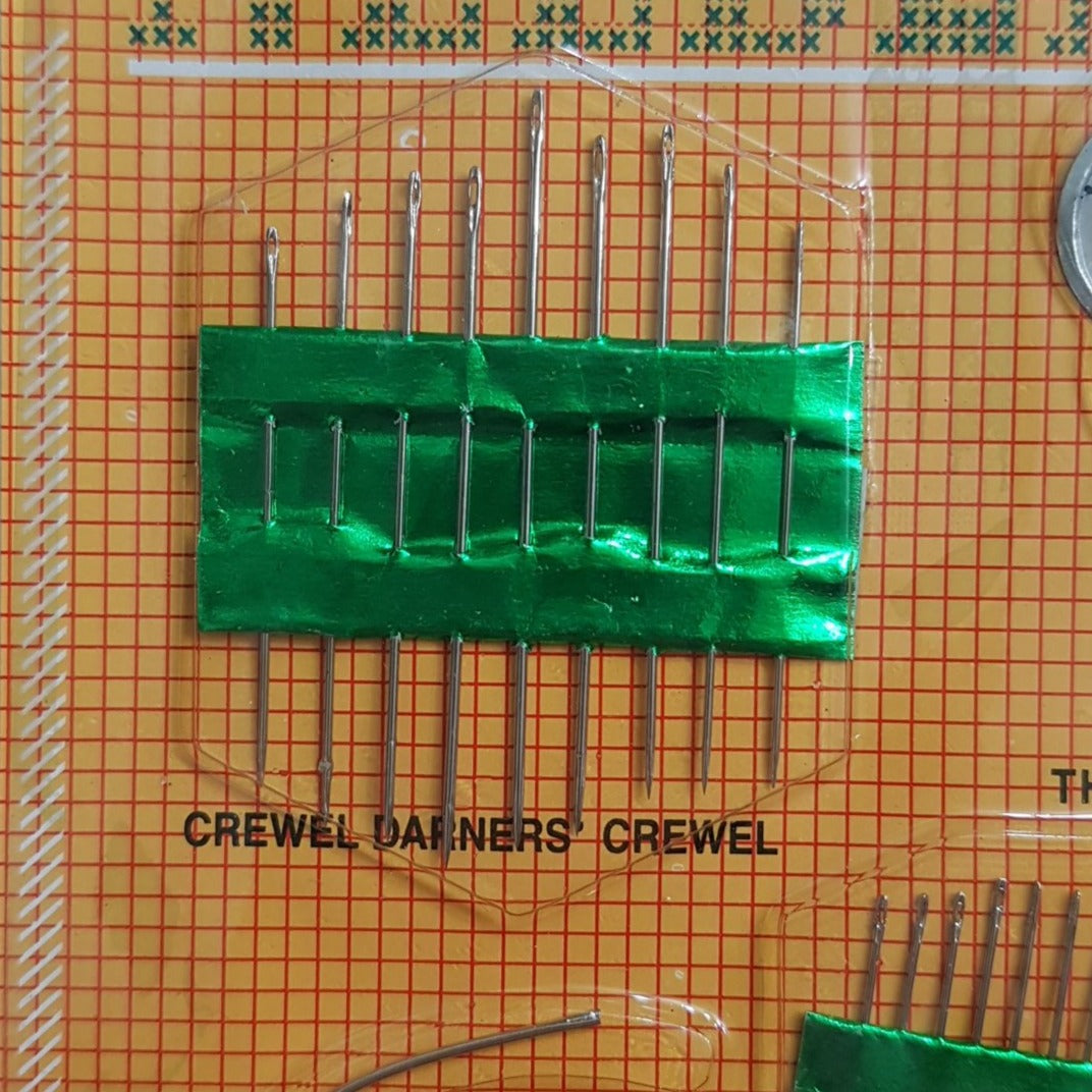 Sewing needle set. With 26 needles and threaders